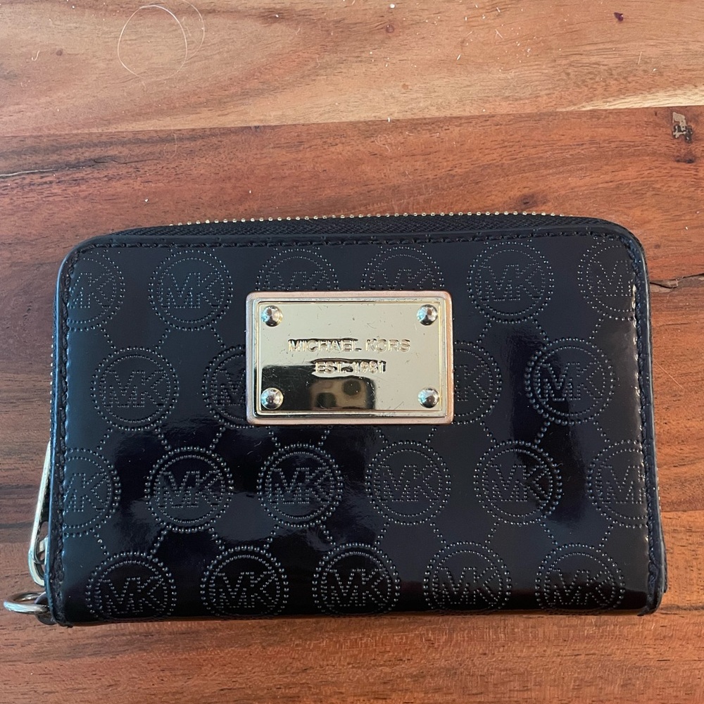 Michal Kors Zipper Wallet
